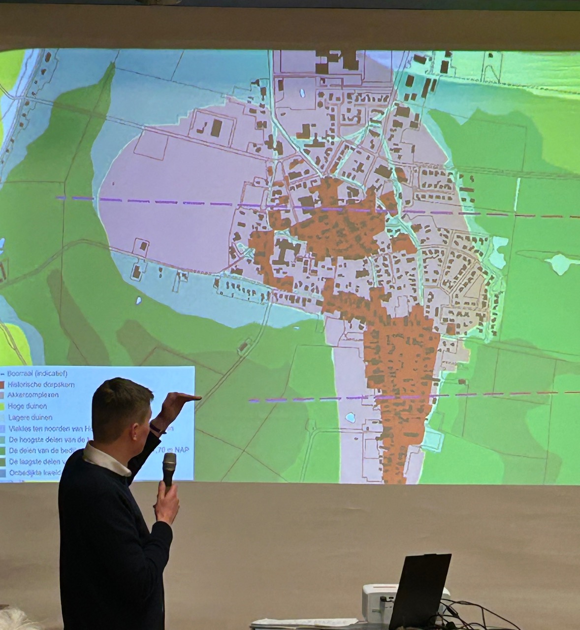 Jelke Take wijst de lijnen aan waarop de proefboringen bij Hollum werden uitgevoerd